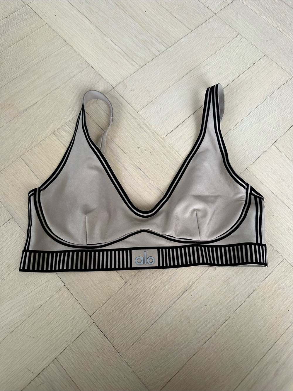 Alo Yoga Airlift Line Up Bra in Light Beige Tan Grey XS